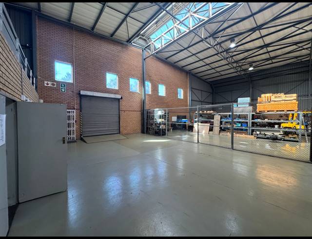 985M² WAREHOUSE TO LET IN LINBRO PARK